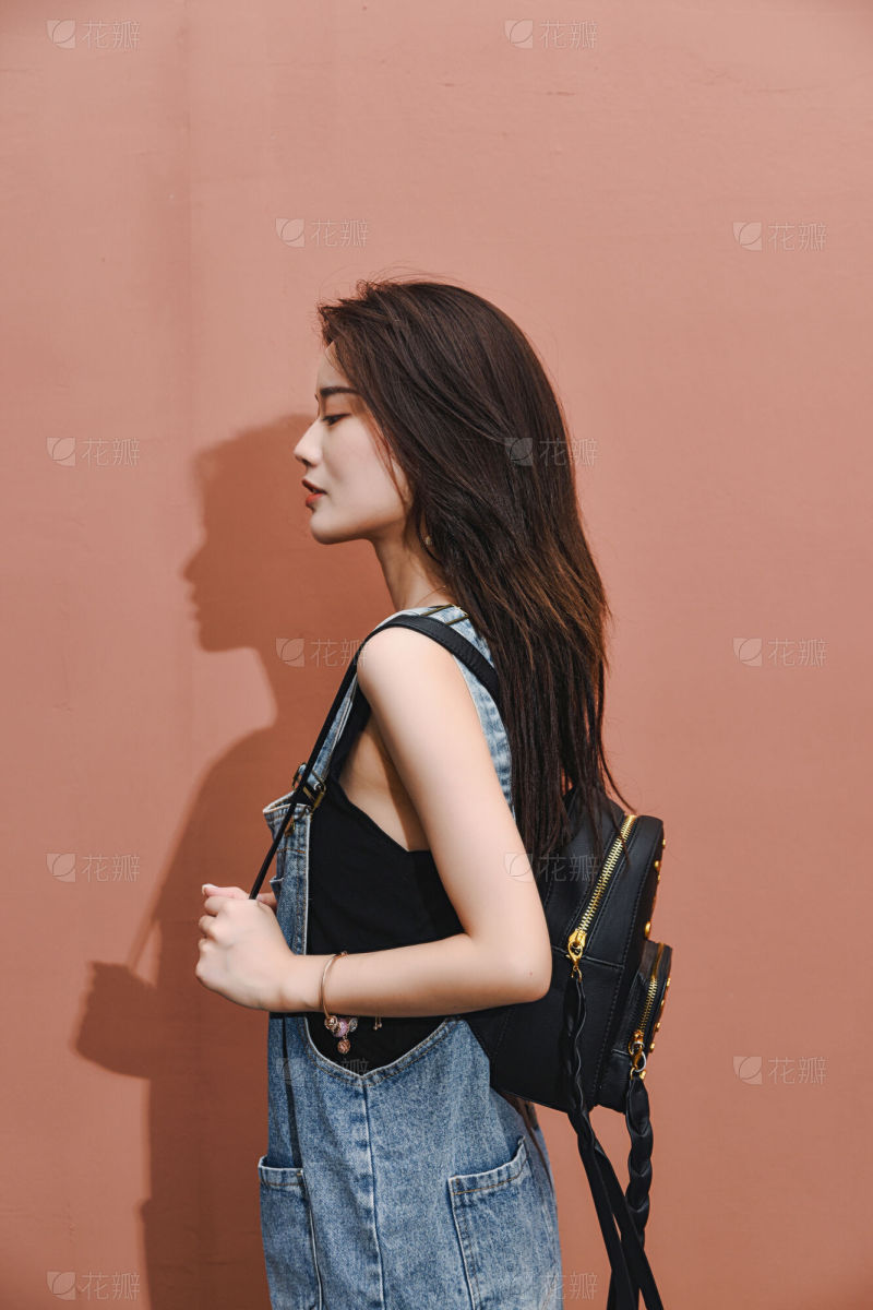 网红模特在海边双手拿花背在身后_美女图片微信头像真人