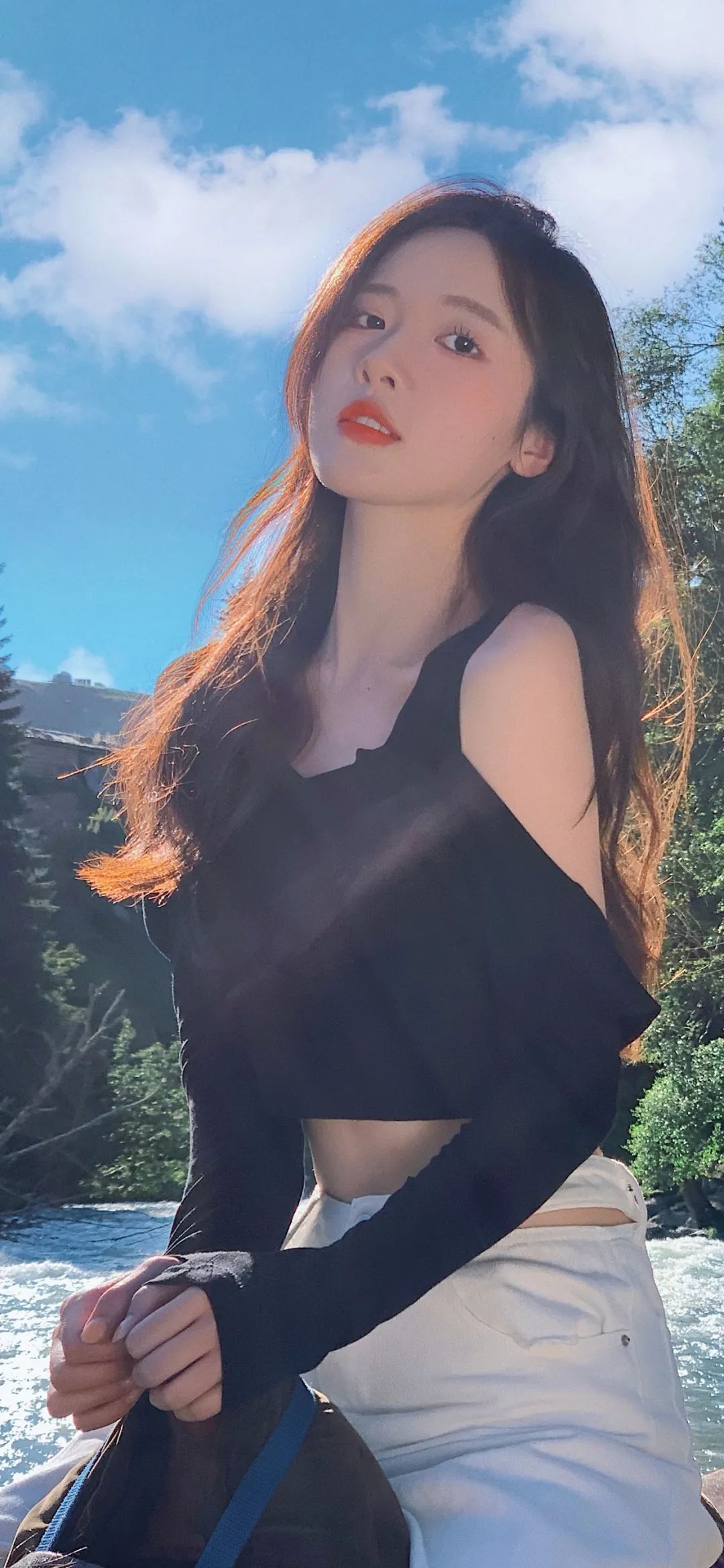 居家沙发白色裙子小清新长发唯美美女壁纸_美女壁纸电脑壁纸高清