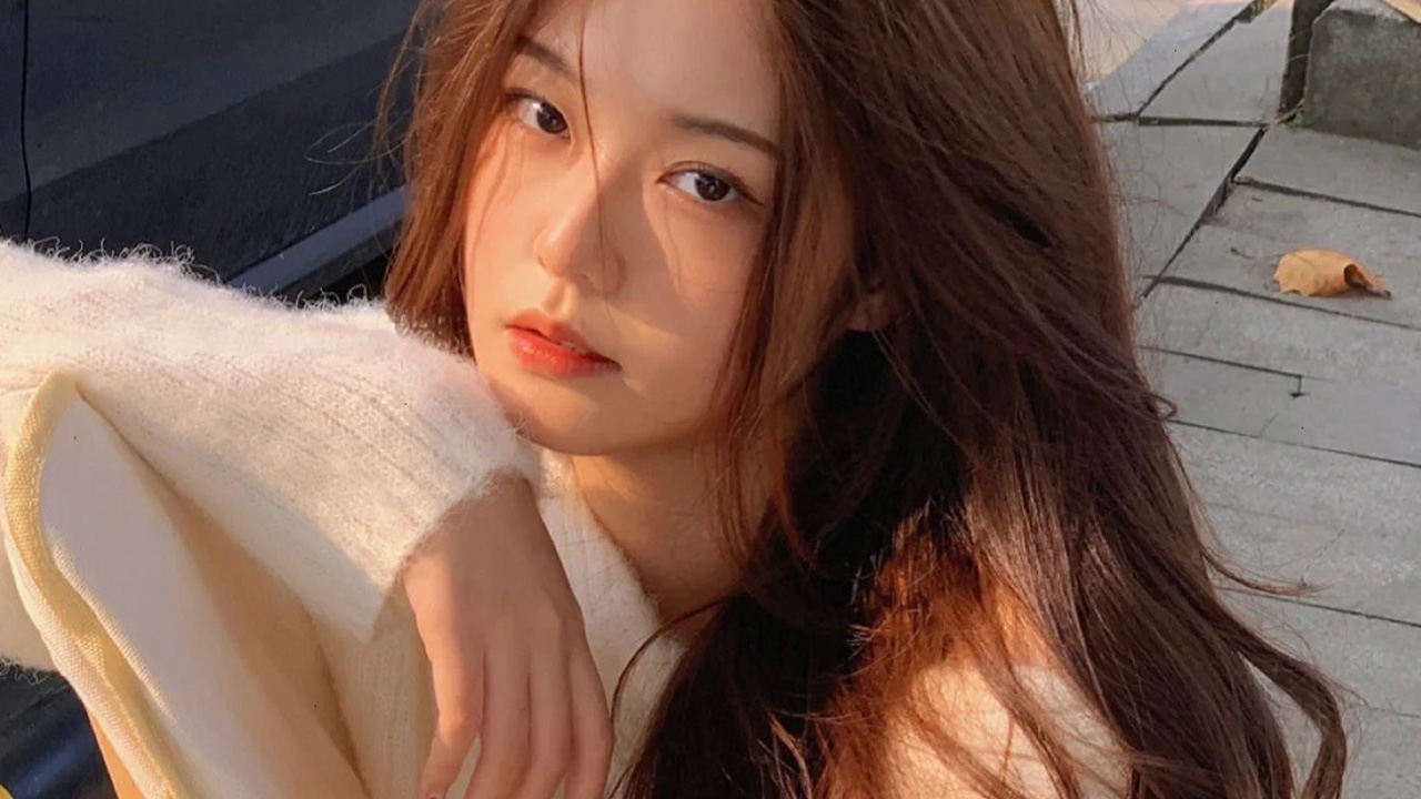 美发广告模特人像图片_美女自拍背影微信头像