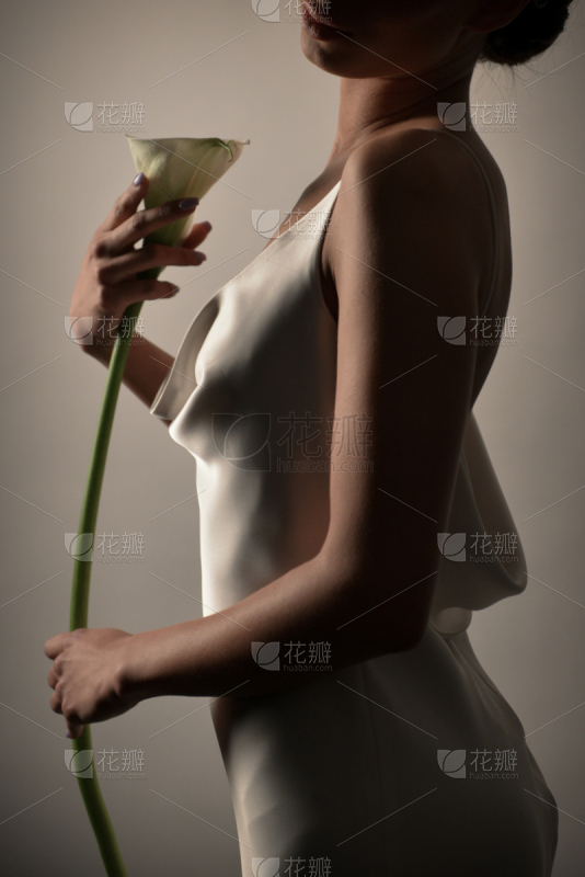 服饰系列实景模特穿着白色长袖和灰色长裤搭配灰色披肩的室内白棚摆拍_美女头像真人微信