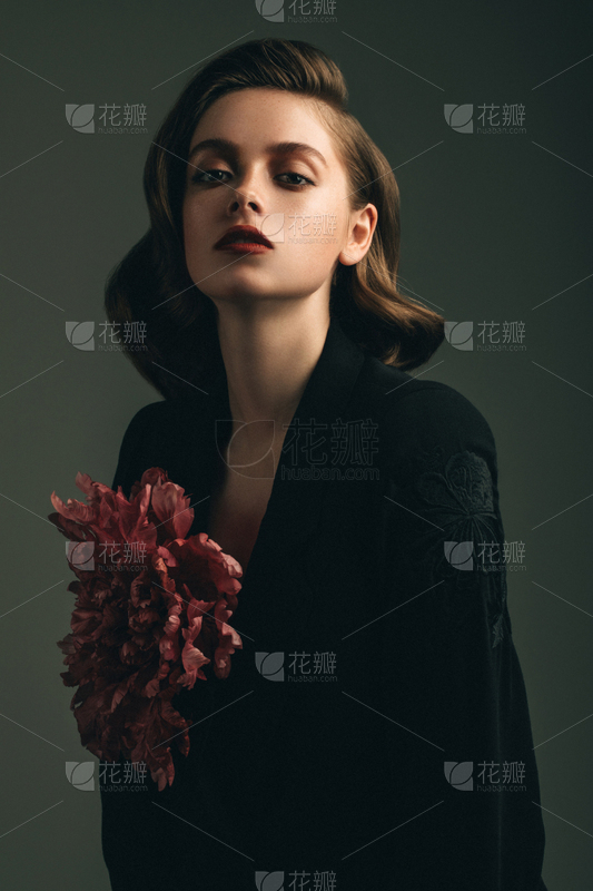 一个穿着华丽婚纱的女孩在海滩上摆姿势给摄影师拍照_美女头像漂亮