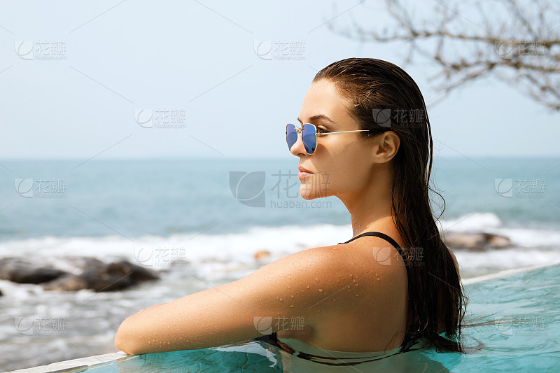 年轻的女性朋友在游泳池附近一起晒日光浴俯视_美女图片微信头像