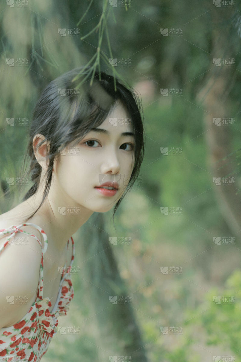服饰系列实景模特穿着粉色格子衫露肩上衣和白色百褶裙白色百褶裙_美女时尚街拍