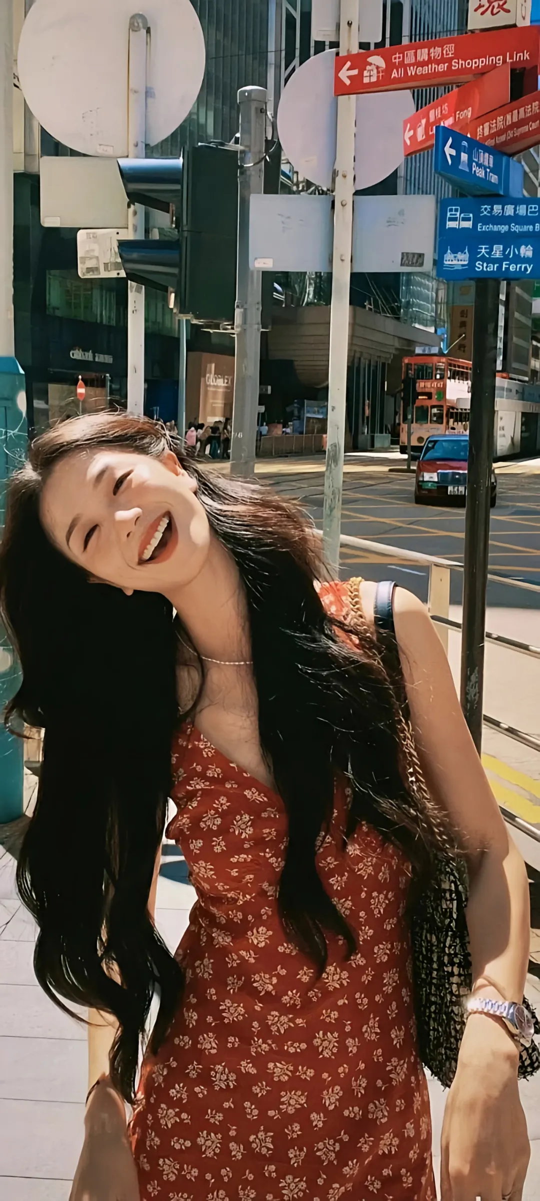网红模特坐在椅子上对镜头卖萌_美女头像真人