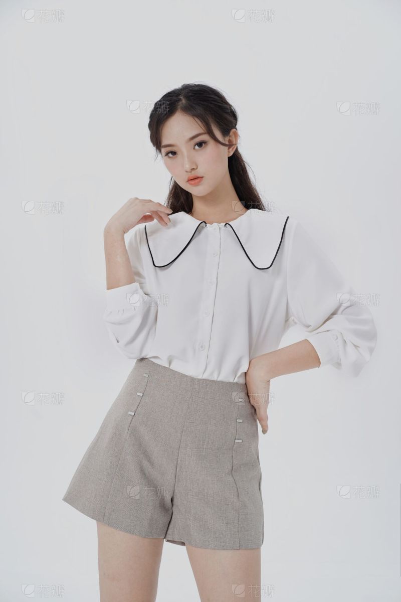 美丽的时尚女孩走在街上的包和微笑的相机_美女头像图片真人