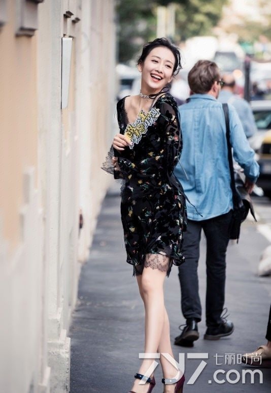 宋轶新中式造型亮眼盘发配簪花恬静优雅网易女人_美女时尚街拍