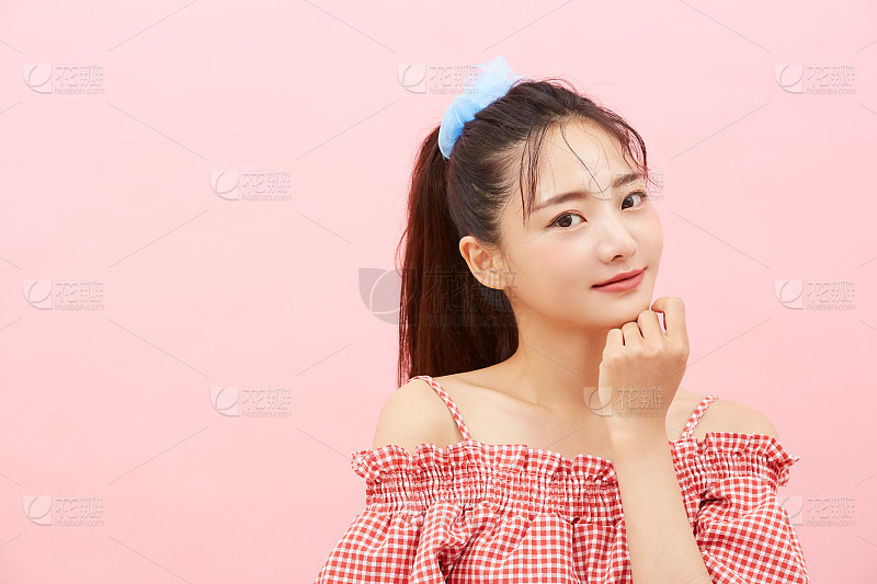 年轻迷人的女子把她的脸藏在花朵后面米色背景柔和的灯光_美女图片微信头像