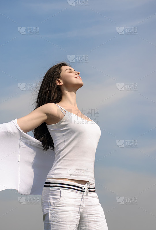 女人垂直画幅夏天白人仅成年人牡丹成年的花头金色头发_美女时尚街拍
