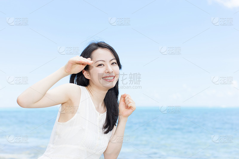 头上戴着白底花圈的女孩_美女自拍背影微信头像