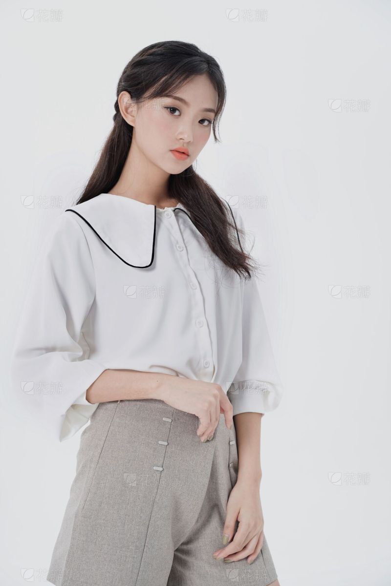 女人街道棕色头发注视镜头橱窗展示酷草帽白色长裙步行靠近_美女图片微信头像
