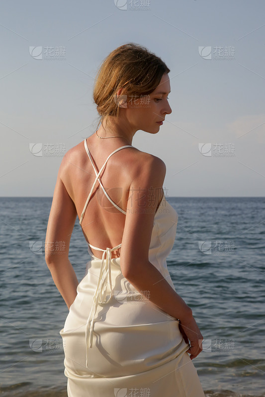 服饰系列实景模特穿着紫色衬衫和蓝色牛仔裤的室外摆拍_美女图片微信头像