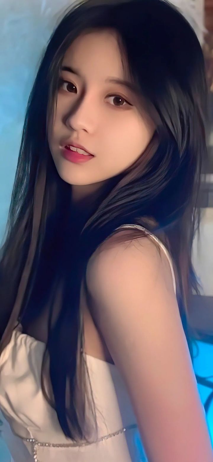 居家沙发白色毛衣养眼气质美女壁纸_美女照片手机挡脸头像