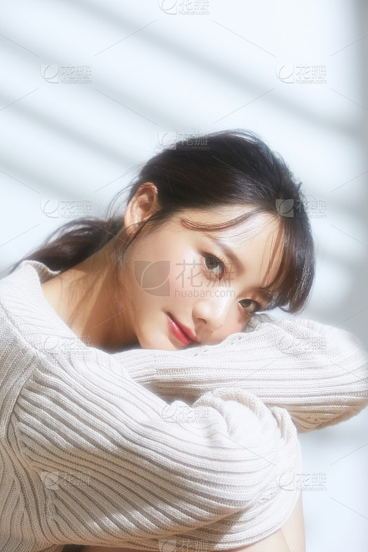 白色背景上的美丽女人的肖像_美女头像