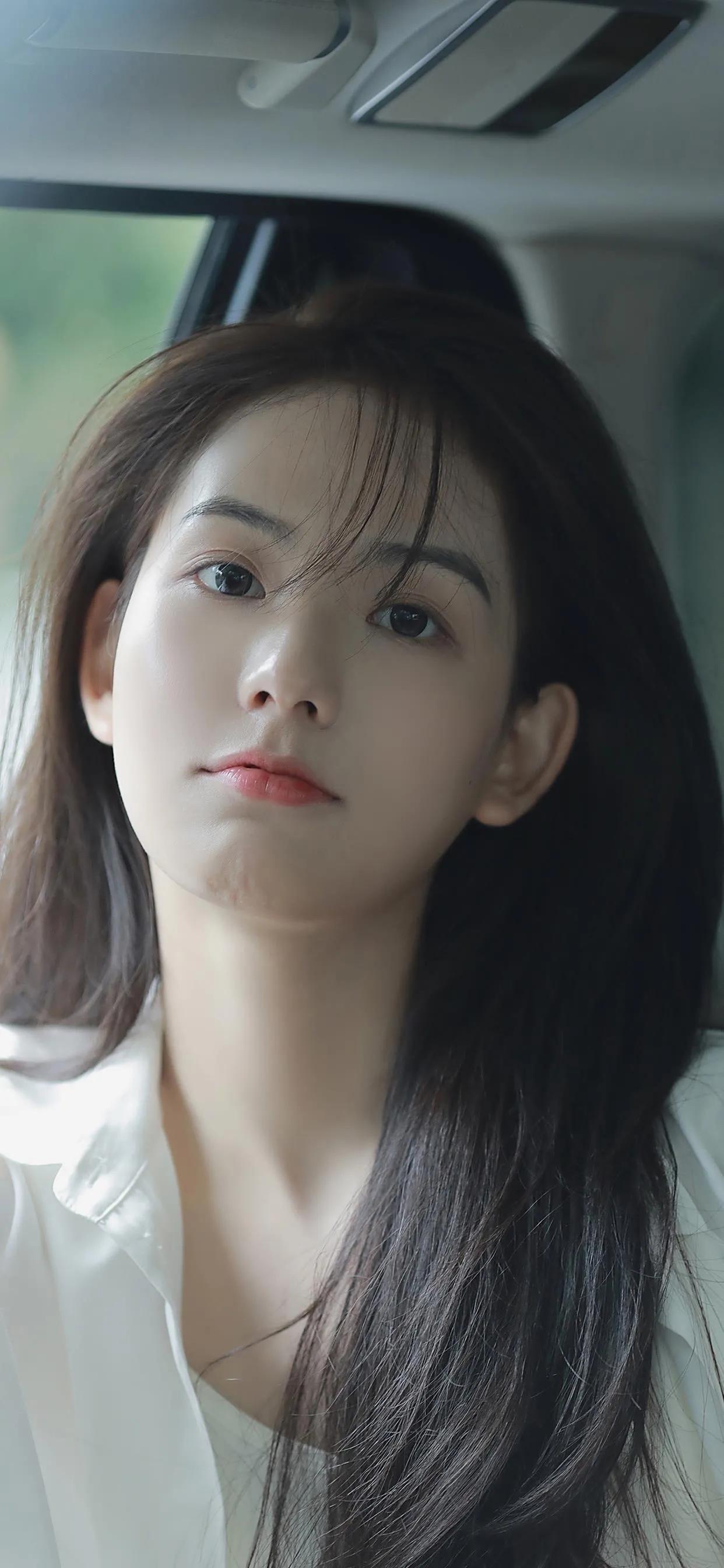 可爱短发美女毛衣白色衣服美女壁纸_美女头像
