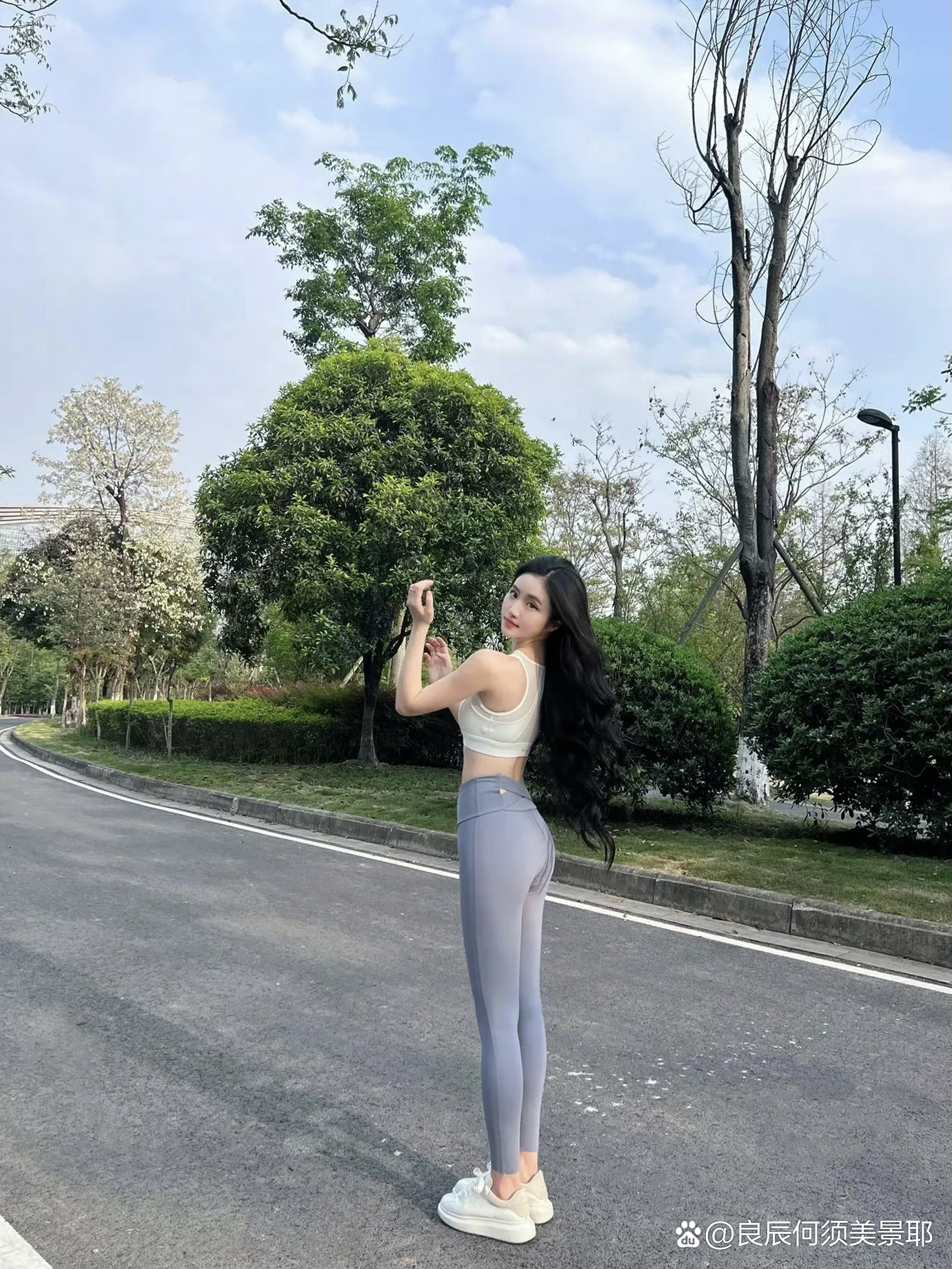 三人自拍小红书_美女照片