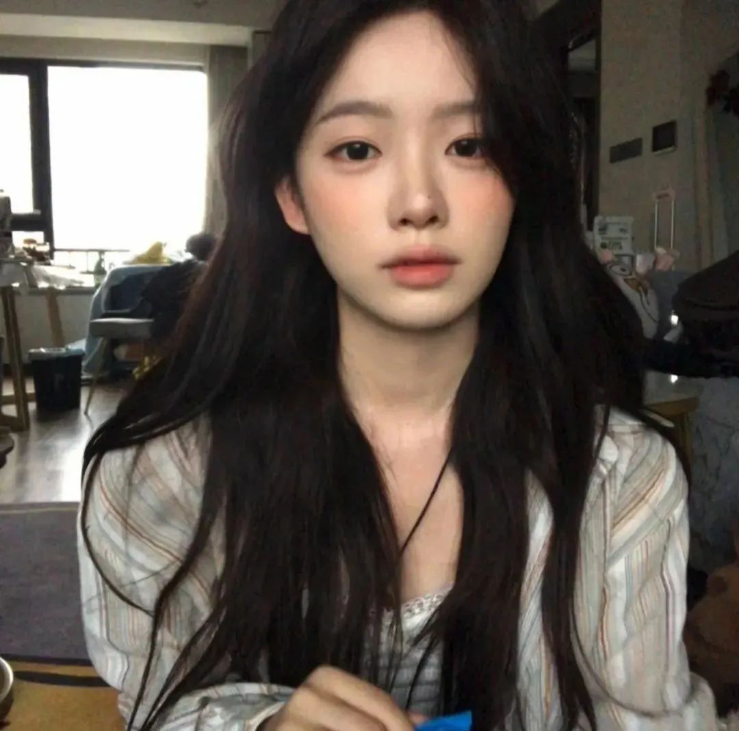 干净青年女人完美皮肤自然美纯净背景分离肖像人的眼睛欢乐_美女图片微信头像侧脸