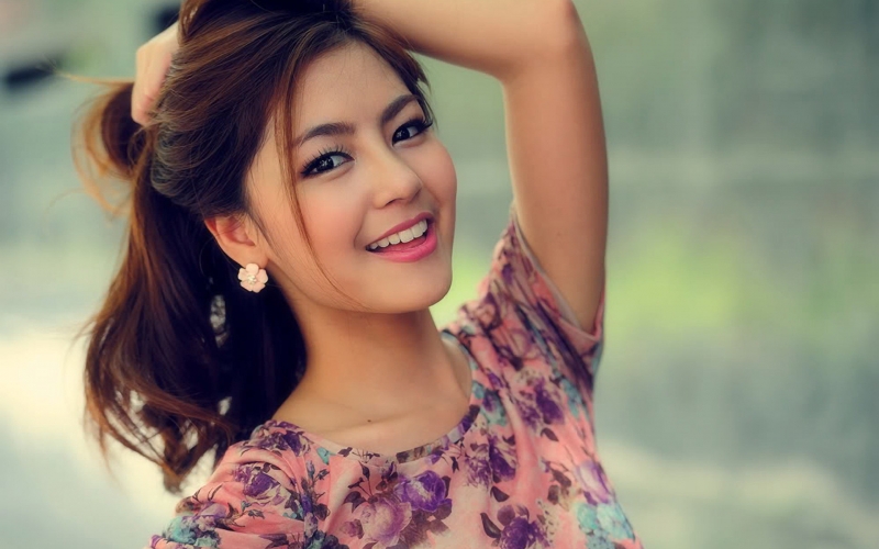 妇女节女神节唯美感光影女性花瓣裙摆背景_美女头像真人