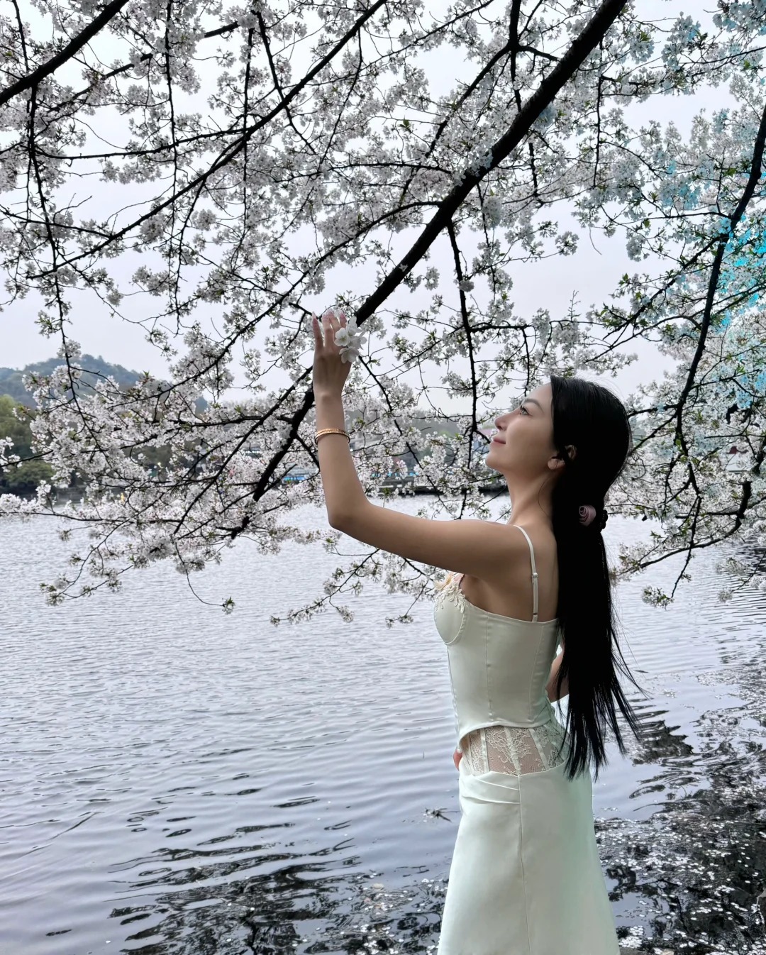 年轻女性蹲在草地上_美女头像真人
