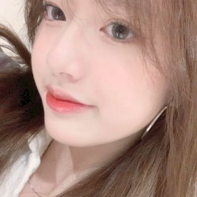 年轻女性蹲在草地上_美女自拍旅游头像