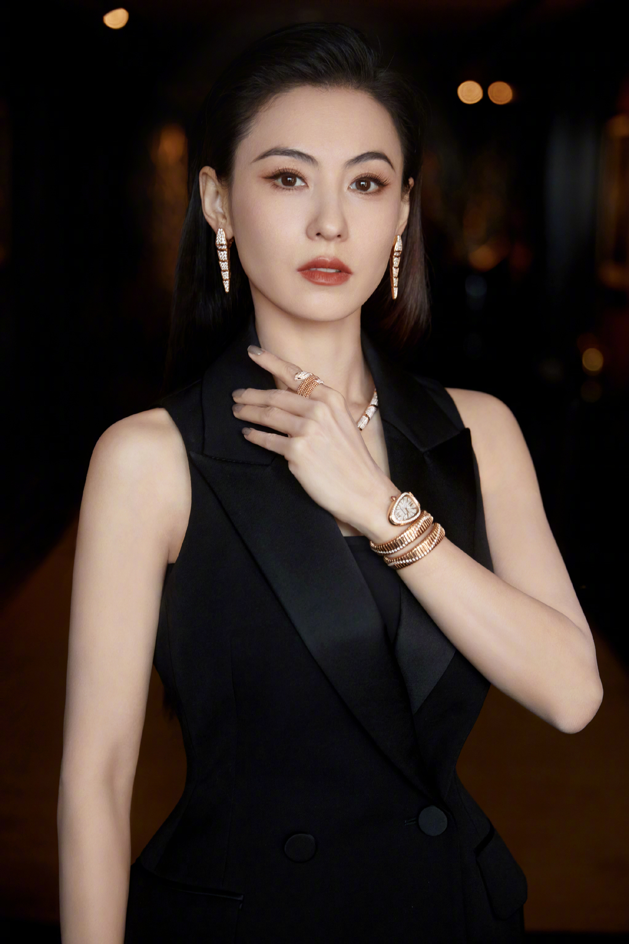 特写肖像在摄影工作室里亚洲模特光影交错一束柔和的聚光灯勾勒出一张脸庞的轮廓照亮了一位身着简约黑色高领毛衣的人物这件衣服带着低调的奢华贴合着肌肤与白人_美女头像真人头像可爱