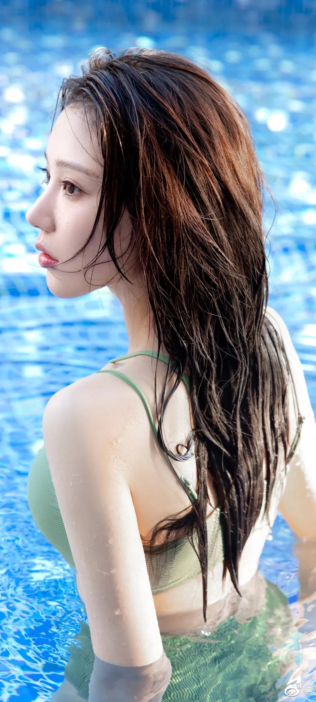 美丽的女性在游泳池的背景_美女照片游泳写真素材