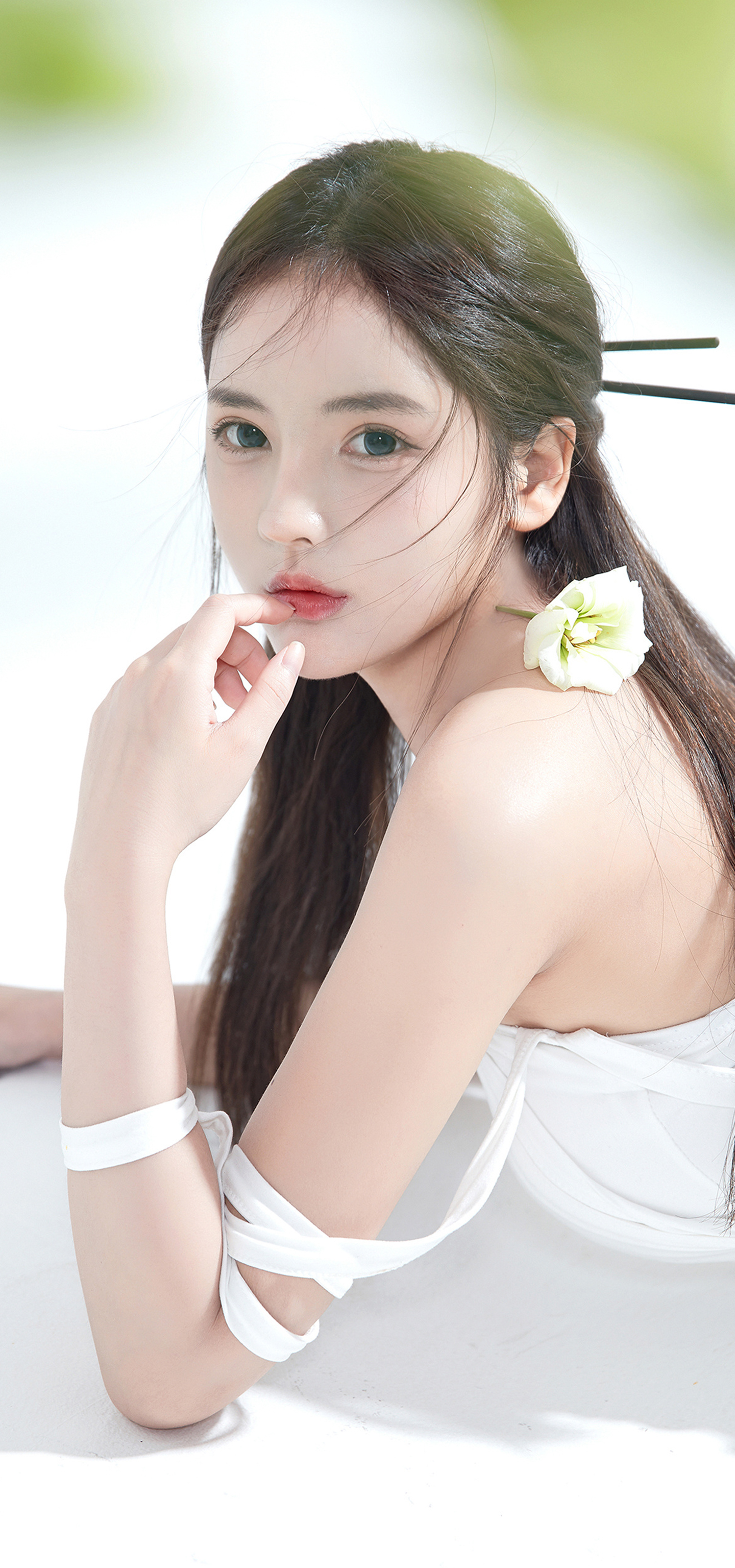 女神节底色为纯色一小姐姐少女特点凝视五官棱角分明高清活泼少量花为背景和人物形成大小对比面部细节放大微笑大面积留白瑞丽杂志风极富艺术感氛围感拉满时尚摄影新时尚_美女照片.可爱霸气