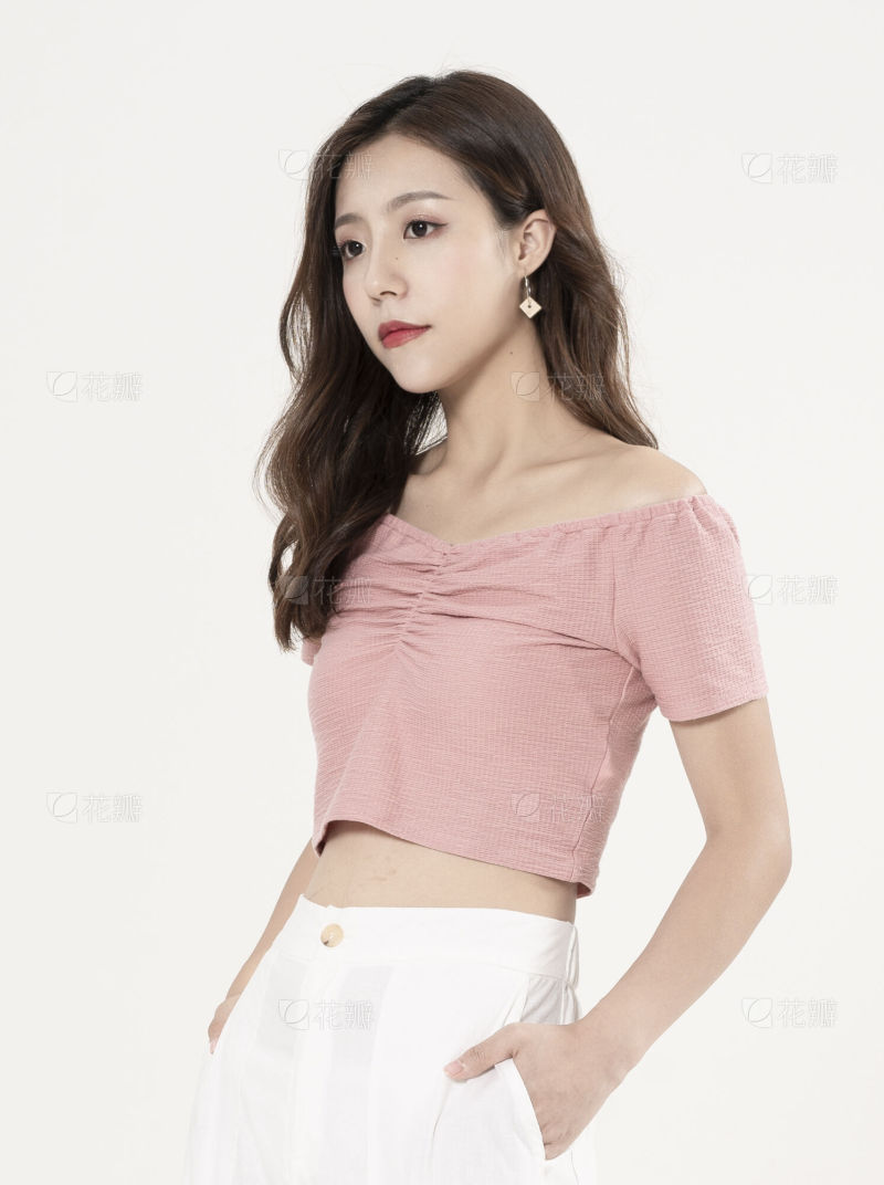 时尚美女聆听街拍_美女时尚街拍