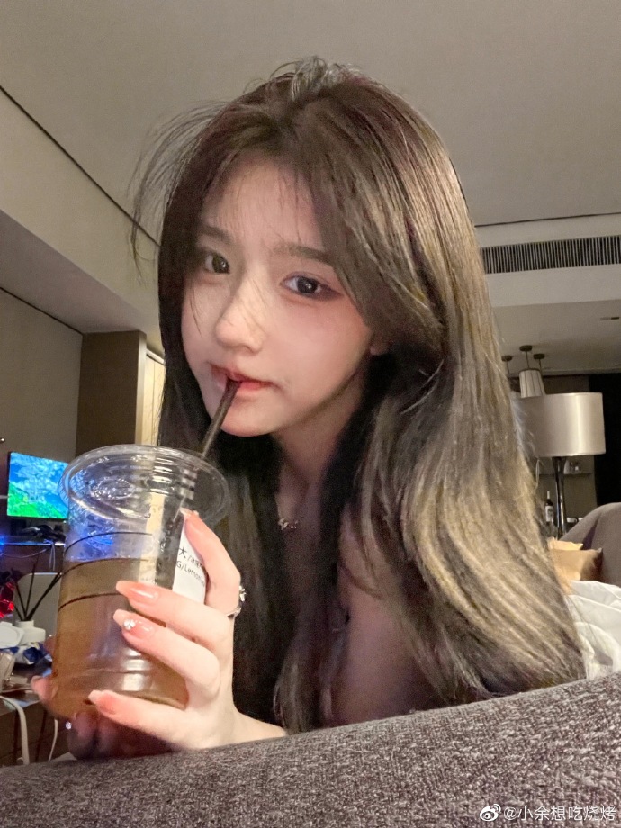 海边自拍妖娆美女顶不住小红书_美女高雅造型