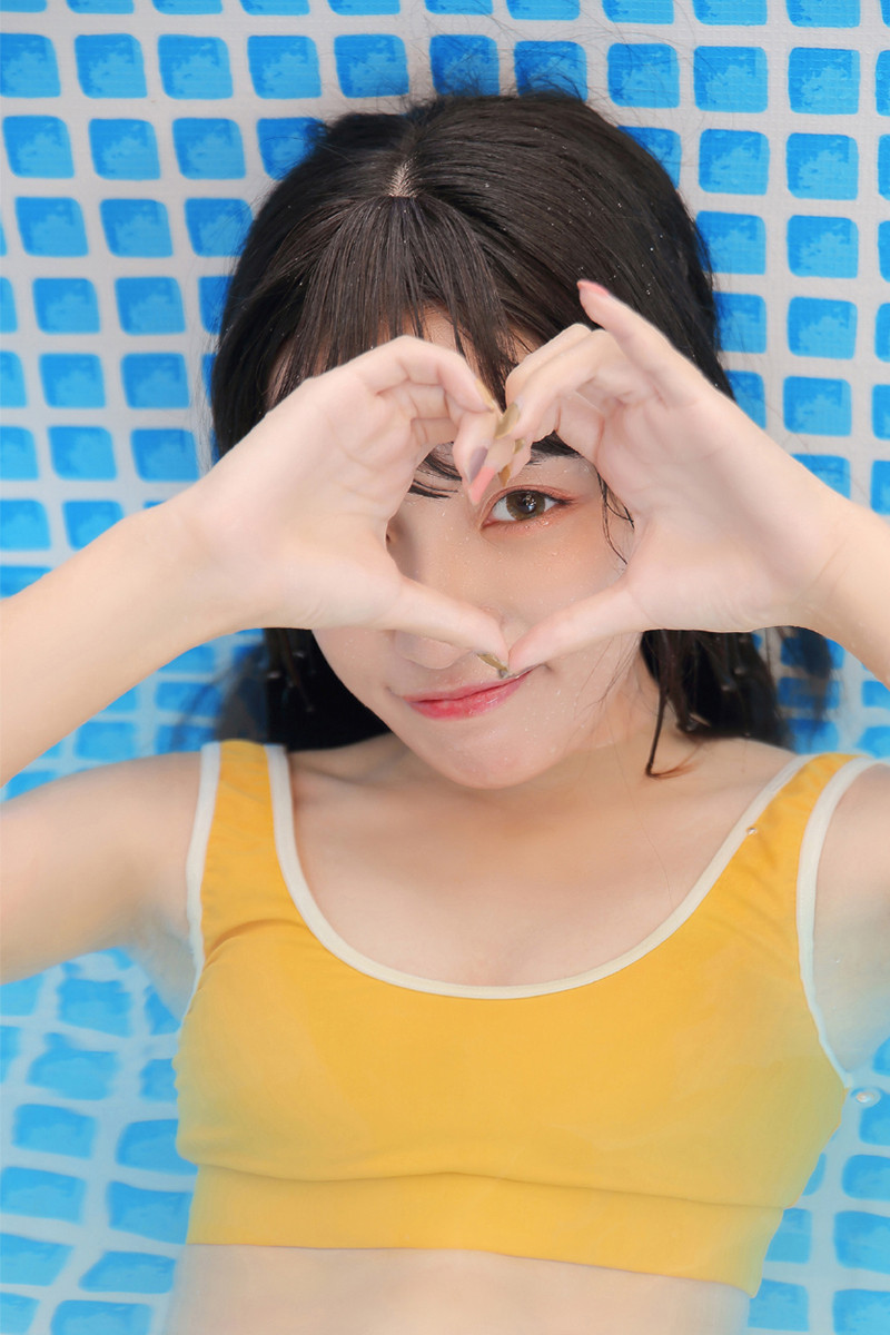 美女特写渐变色内衣刚从泳池水中钻出_美女照片游泳写真壁纸