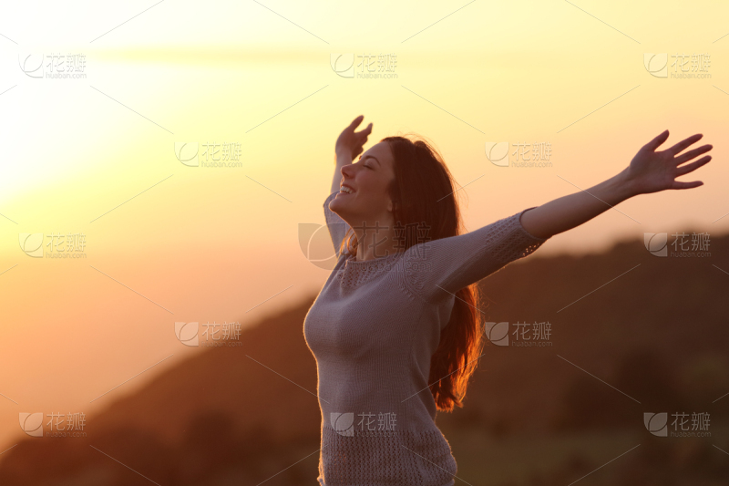 一个孤独的女孩提着箱子走在乡村小路上_美女热舞