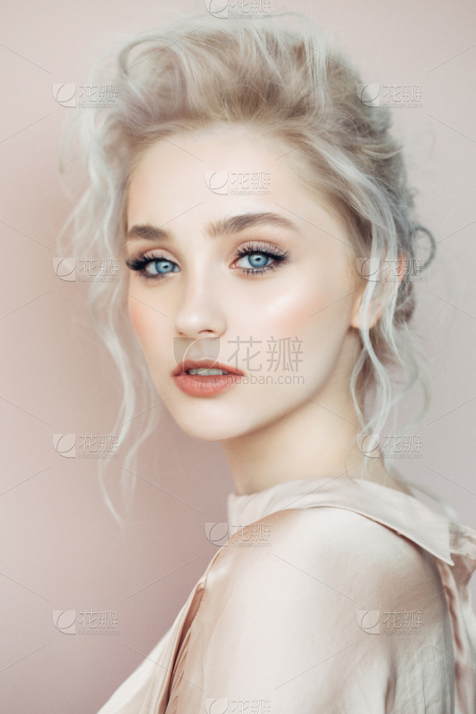 一个优雅的年轻女孩的肖像_美女头像
