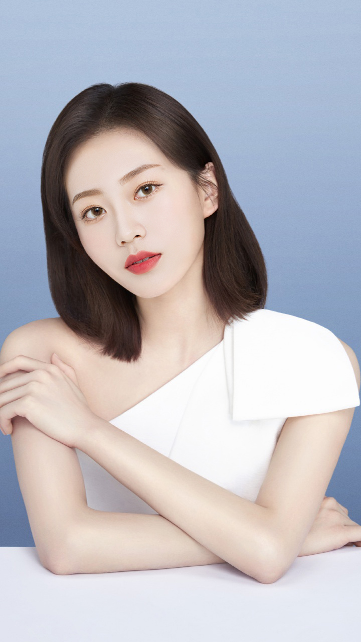 漂亮的年轻新娘穿着婚纱在摄影棚拍摄_美女照片真人图片背面
