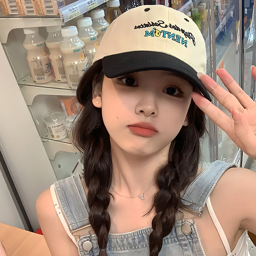 铅笔裙海洋地平线蓝色帽子背景聚焦白衬衫青年女人荷叶边裙荷叶边连衣裙_美女壁纸