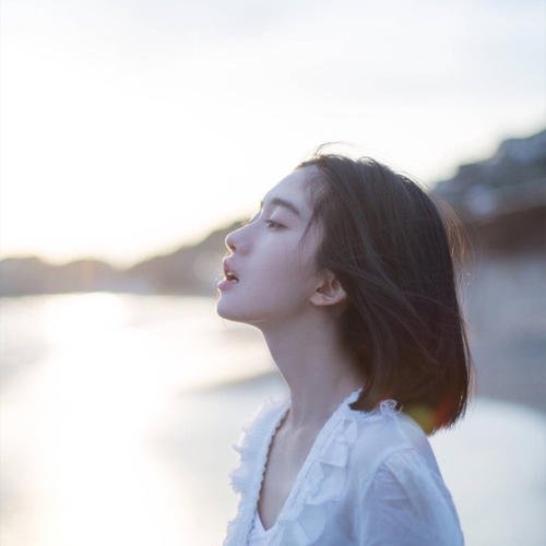 发髻放低凌乱女人侧面视角侧面像缠结的头发人的脸部超大号垂直画幅_美女头像真人职业