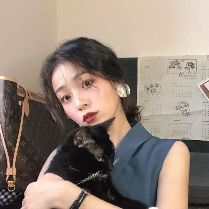 把花放在脖子上穿着时尚的网红模特_美女图片微信头像