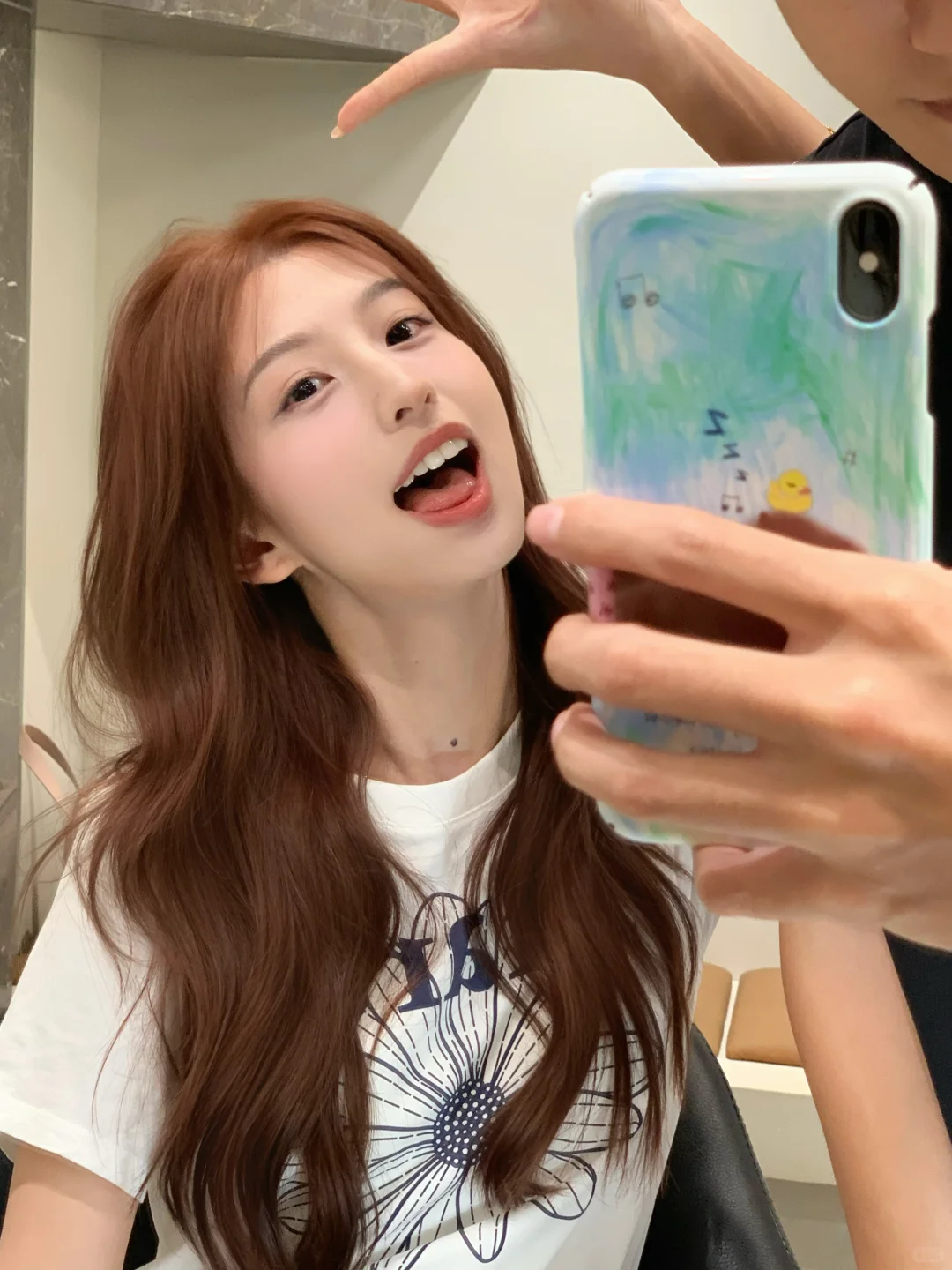 秋天新色好像染到了人生发色小红书_美女高雅造型