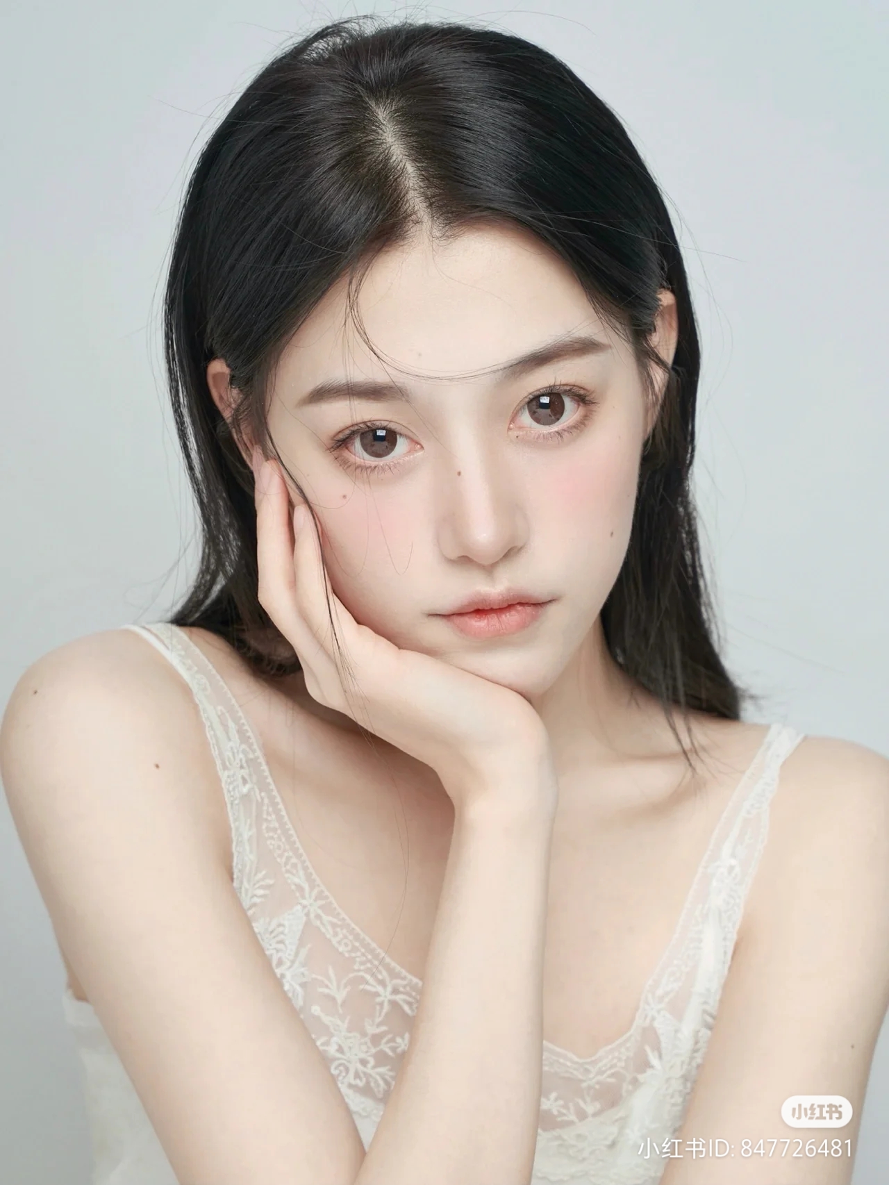 网红模特坐在店里拍照_美女头像真人