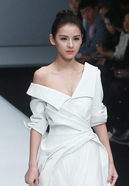 美女照片游泳写真素材_美女壁纸