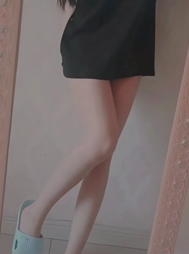 美女照片背影侧面_美女照片手机挡脸头像