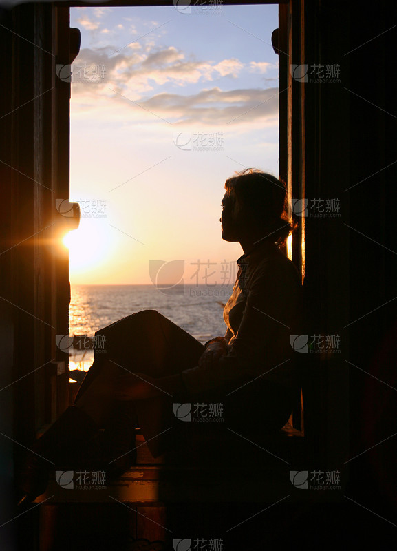 网红模特在海边双手拿花背在身后_美女高雅造型