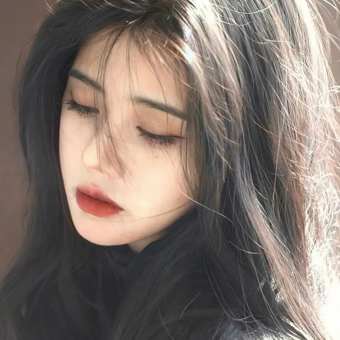 插画个人头像白月光女孩海边形象绘小红书_美女头像真人头像