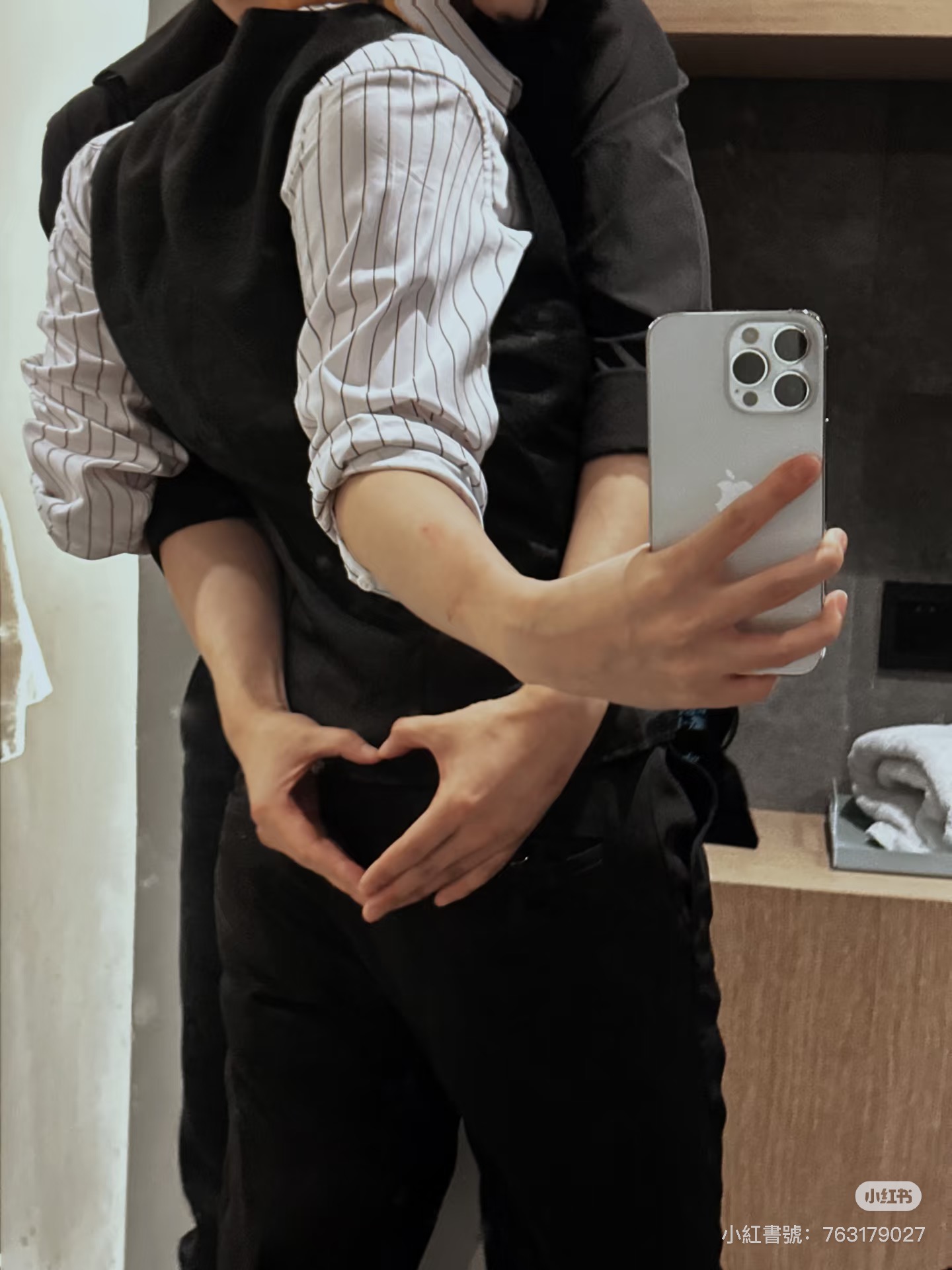 穿着泳衣的现代女性在海边用手机自拍_美女图片微信头像背影