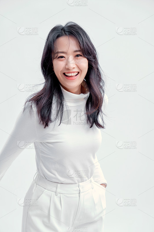 年轻的日本女子在树林里休息_美女图片微信头像侧脸