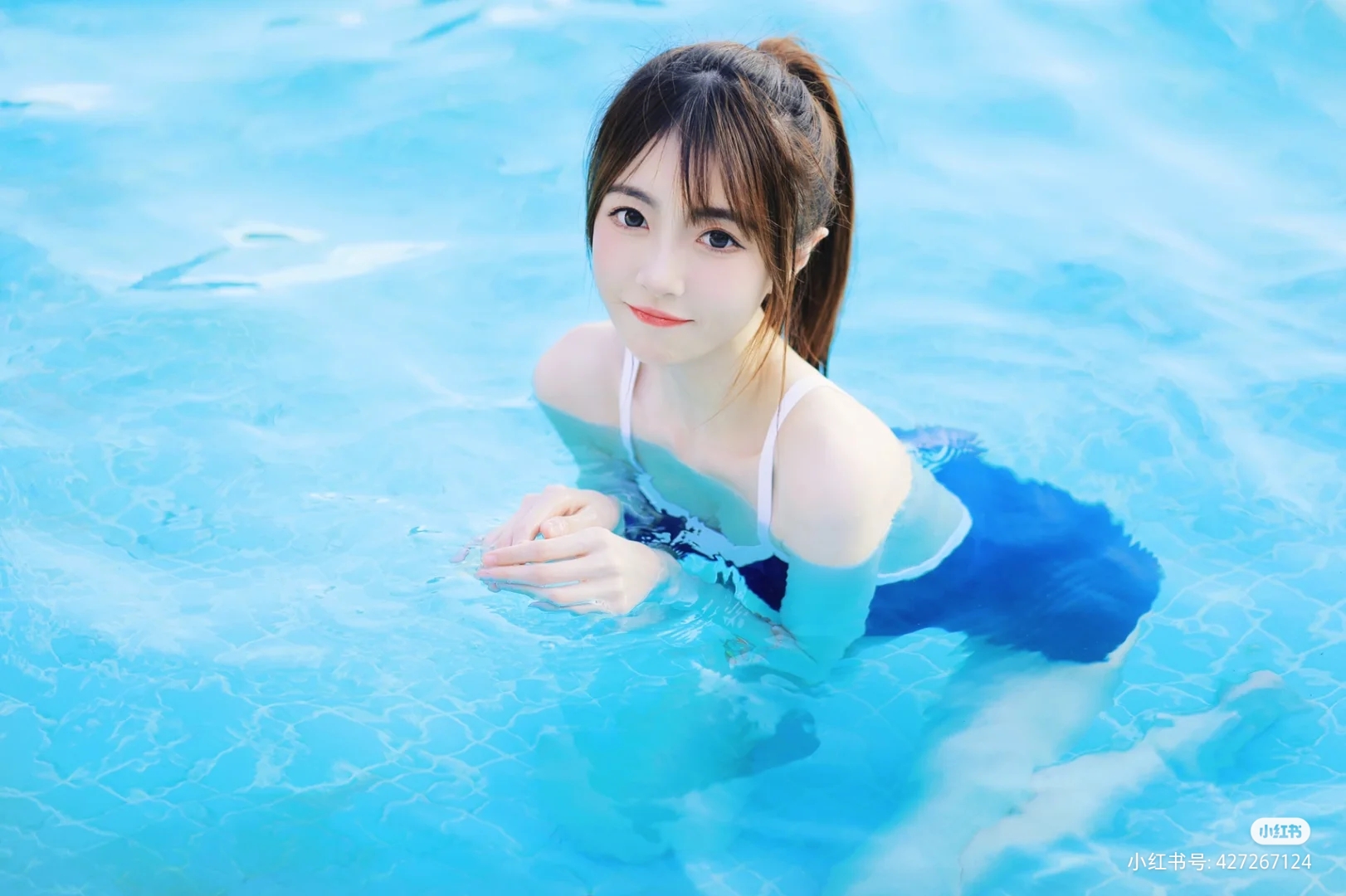 快乐微笑的水下孩子在游泳池_美女头像可爱