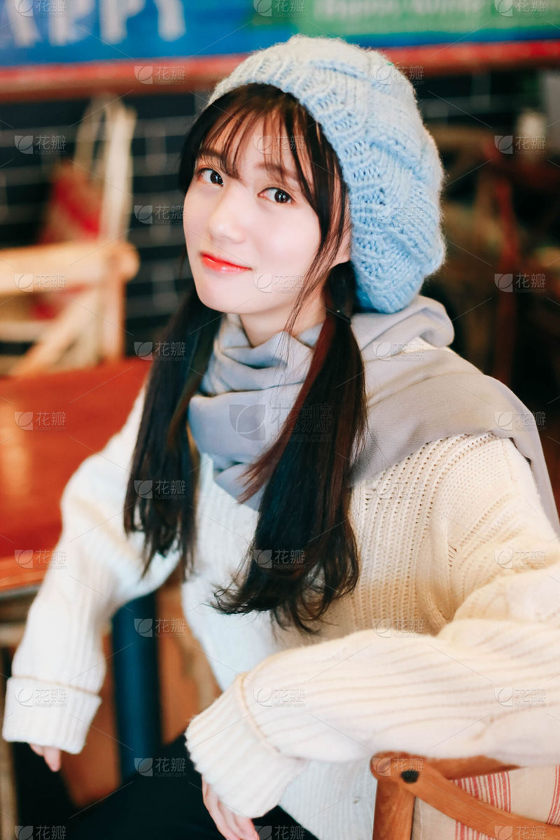 站在窗边的女人_美女图片微信头像侧面