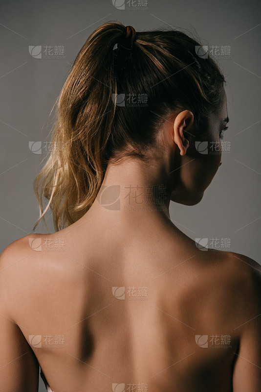 一个普通的男人站在白色的背景下_美女高雅造型
