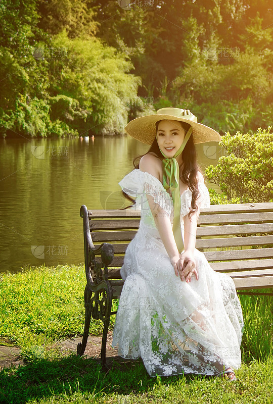 美丽的泰国模特与泳装时尚在海滩_美女头像可爱