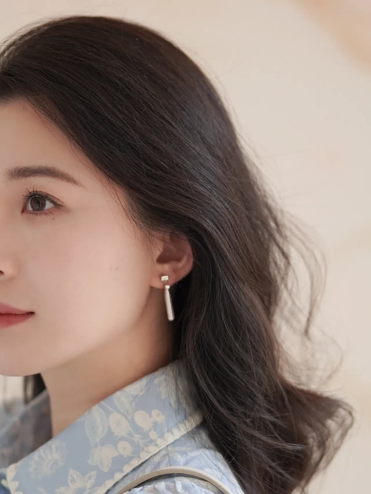 全身像白色高雅帽子宽的边缘女人时装模特长裙黑色毕业礼服_美女时尚街拍