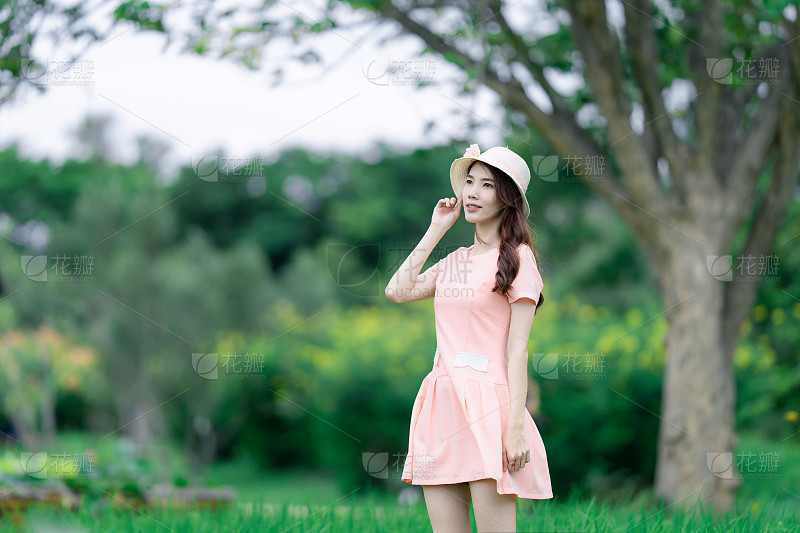 墨茨收集女头真人头像_美女照片游泳卡通