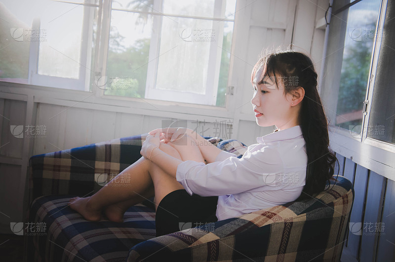 网红模特坐在椅子上对镜头卖萌_美女壁纸桌面免费